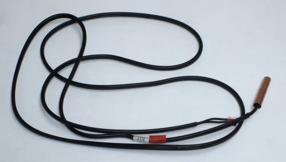 Daikin Kabelsensor mit zwei Anschlussdrähten, einer davon mit einer metallischen Spitze. Das Kabel ist schwarz und verläuft in mehreren Schlaufen.